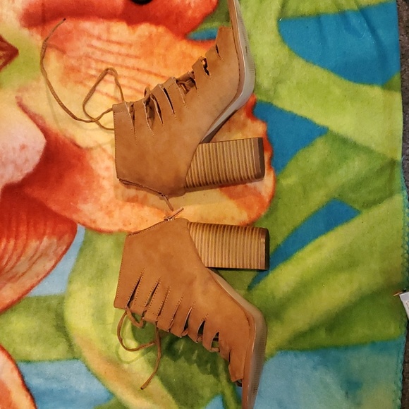 2/$8 👢 Altar’d State Light Brown Heels - Picture 6 of 11